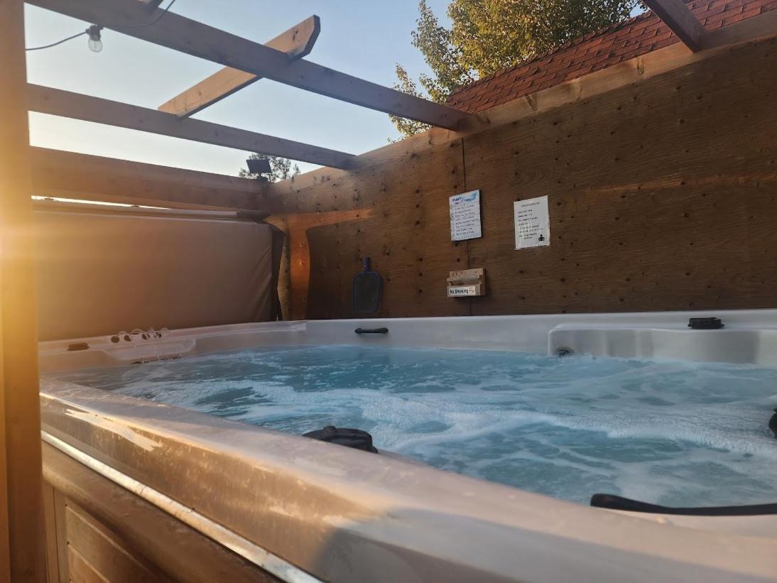 Motel Tyrol Radium Hot Springs Kültér fotó