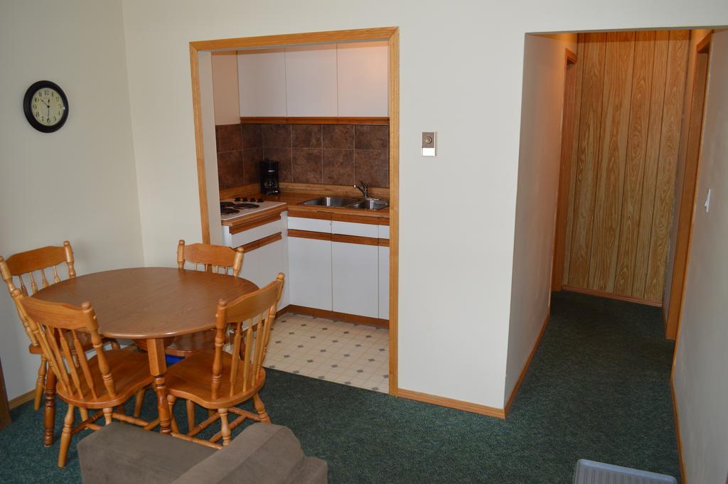 Motel Tyrol Radium Hot Springs Szoba fotó